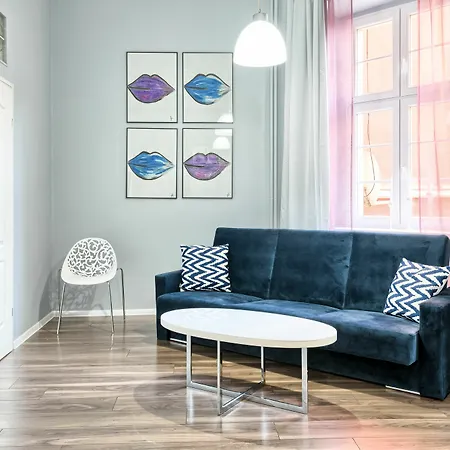 Friends Old Town אכסניה *