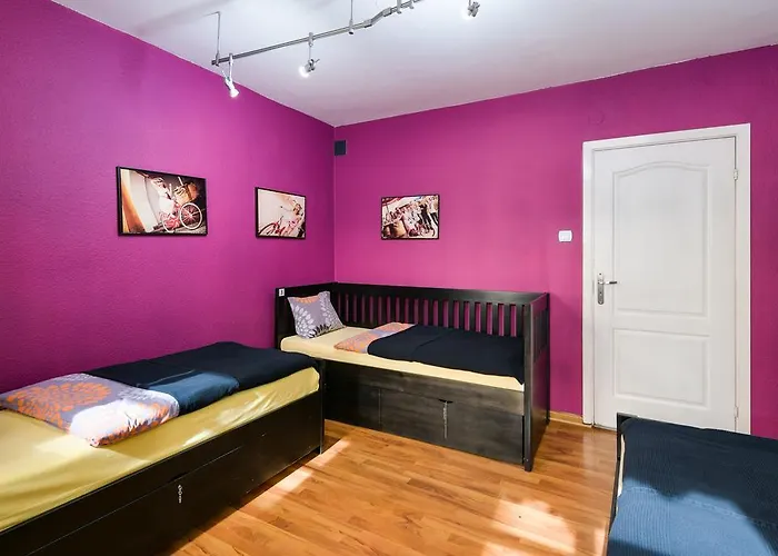 Friends Old Town Hostel *