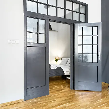 Friends Old Town Hostel *